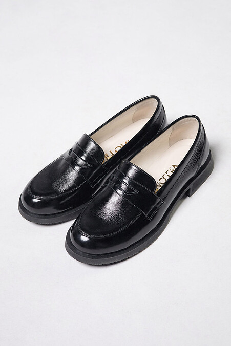 Stylowe czarne buty z lakierowanej skóry - #4206081