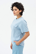 Жіноча футболка блакитного кольору з декоративною кишенею Garne 3042029 фото №4
