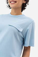 Жіноча футболка блакитного кольору з декоративною кишенею Garne 3042029 фото №6