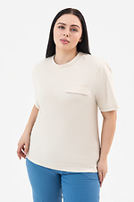 Жіноча футболка бежевого кольору з декоративною кишенею Garne 3042031 фото №6