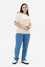 Жіноча футболка бежевого кольору з декоративною кишенею Garne 3042031 фото №7