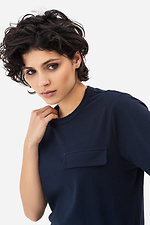 Жіноча футболка темно-синього кольору з декоративною кишенею Garne 3042032 фото №4