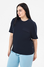 Жіноча футболка темно-синього кольору з декоративною кишенею Garne 3042032 фото №8