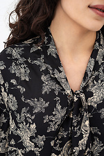 Жіноча блуза GERTIE з зав'язкою чорного кольору в квіти Garne 3042049 фото №6