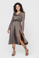Атласна сукня NABILL з розрізом коричневого кольору Garne 3041078 фото №1