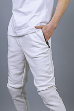 Трикотажные спортивные штаны зауженного кроя белого цвета VDLK 8031147 фото №2