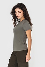 Жіноча приталена футболка MILLI кольору хакі Garne 3041166 фото №3