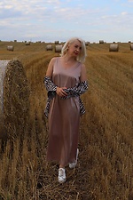 Атласное удлиненное платье MEGG бежевого цвета Garne 3041219 фото №4