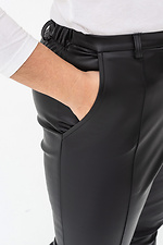 Жіночі класичні штани з еко-шкіри чорного кольору Garne 3041231 фото №12