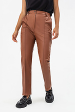 Женские классические брюки из эко-кожи коричневого цвета Garne 3041232 фото №1