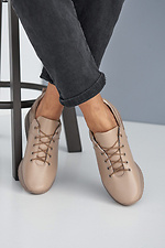 Весенние кожаные кроссовки на платформе бежевого цвета  8019265 фото №9