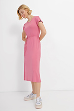 Трикотажна сукня LUISA рожевого кольору під пояс із короткими рукавами Garne 3040353 фото №1