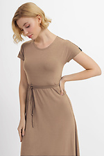 Трикотажне плаття LUISA бежевого кольору під пояс із короткими рукавами Garne 3040355 фото №3