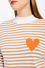 Вязаный джемпер с узором полоска и декоративным сердечком на груди  4038372 фото №3