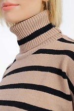 Теплый вязаный свитер в полоску с высоким воротником  4038403 фото №4