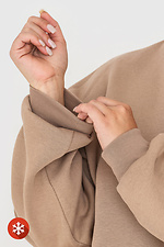 Утепленный трикотажный свитшот WENDI с опущенными рукавами бежевого цвета Garne 3041417 фото №5
