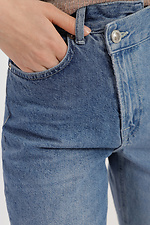 Двухцветные женские джинсы укороченного кроя с рванкой  4014536 фото №4
