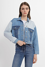Коротка весняна джинсова куртка на ґудзиках  4014553 фото №1