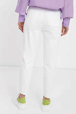 Женские летние джинсы мом белого цвета  4014577 фото №3