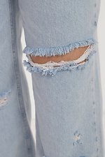 Высокие прямые джинсы голубого цвета с рваными коленями  4014609 фото №5