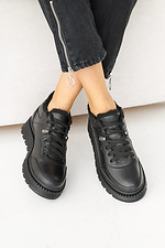 Зимові шкіряні кросівки для жінок чорного кольору.  8019864 фото №9