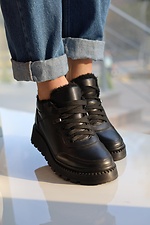 Зимові шкіряні кросівки для жінок чорного кольору.  8019864 фото №15