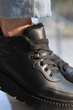Зимові шкіряні кросівки для жінок чорного кольору.  8019864 фото №18