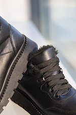 Зимові шкіряні кросівки для жінок чорного кольору.  8019864 фото №20