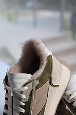 Зимние кожанные кроссовки для женщин бежевые с зелеными вставками  8019866 фото №19