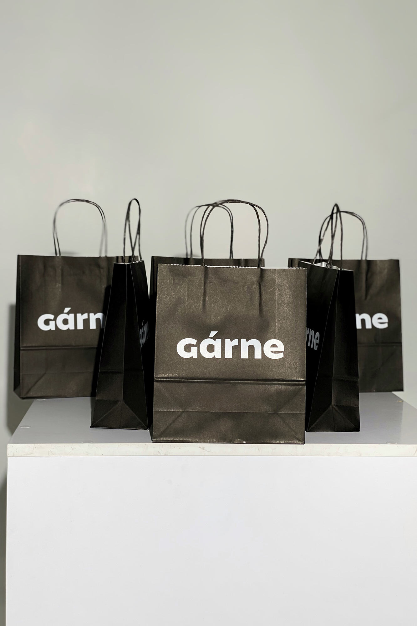 Schwarze Geschenktüte mit Markenlogo Garne 7770159 Foto №2