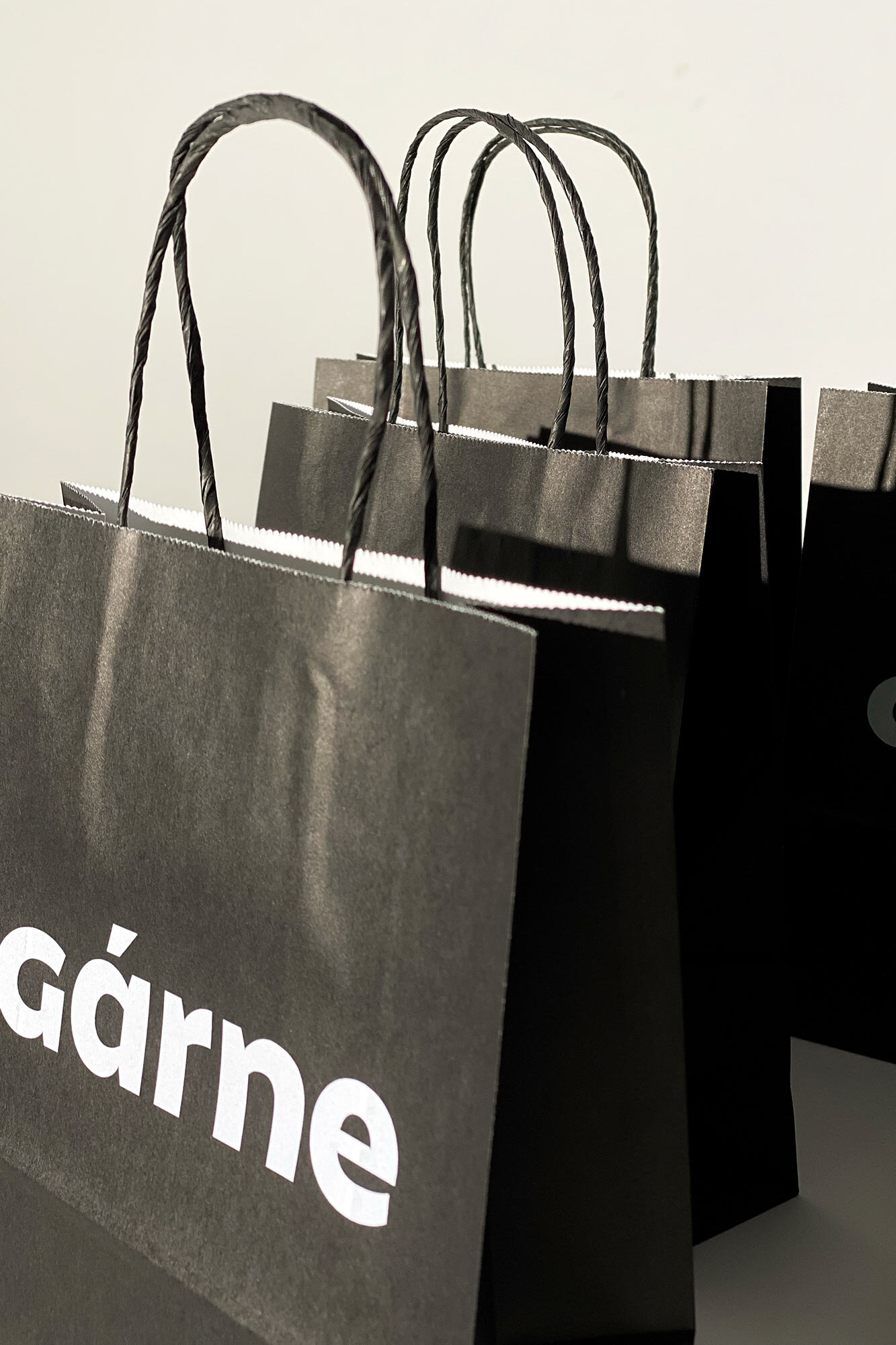 Schwarze Geschenktüte mit Markenlogo Garne 7770159 Foto №4