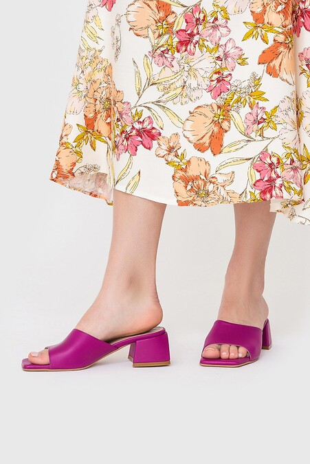 Женские кожаные шлепанцы на низком каблуке. Босоножки. Цвет: фиолетовый. #3200036