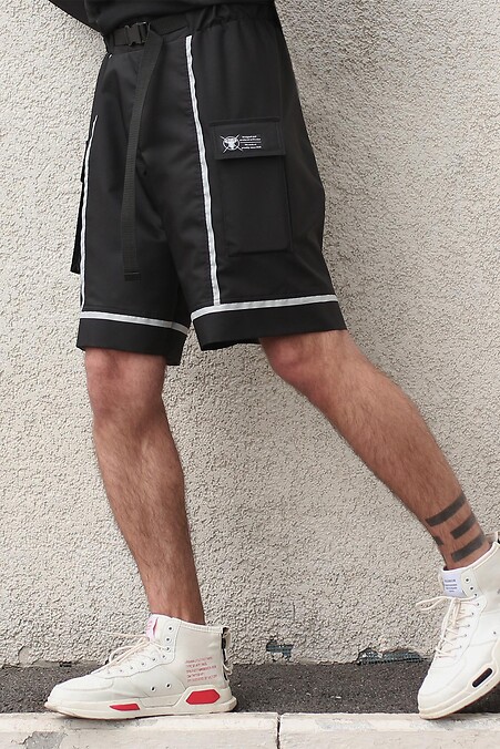 Shorts mit reflektierendem Paspelkabel. Shorts und Hosen. Farbe: das schwarze. #8037045