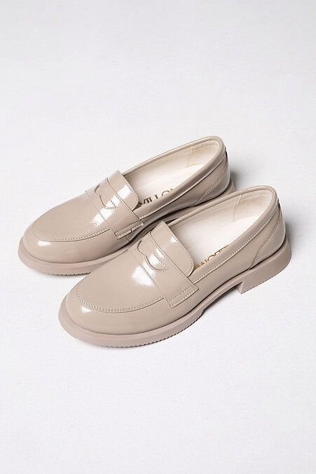 Stylish beige patent leather shoes. Shoes. Color: beige. #4206077