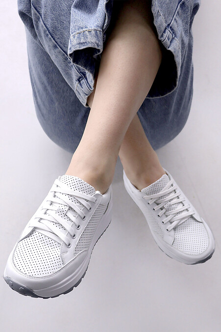 Weiße perforierte Damen-Sneaker. Turnschuhe. Farbe: weiß. #4206095