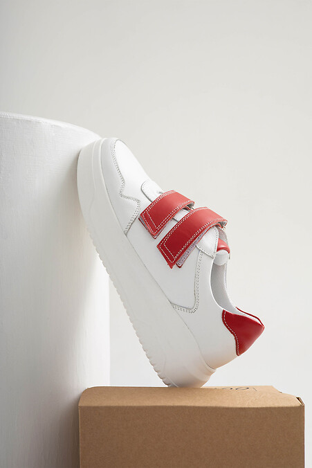 Weiße Sneakers mit Klettverschluss und roten Einsätzen - #4206097