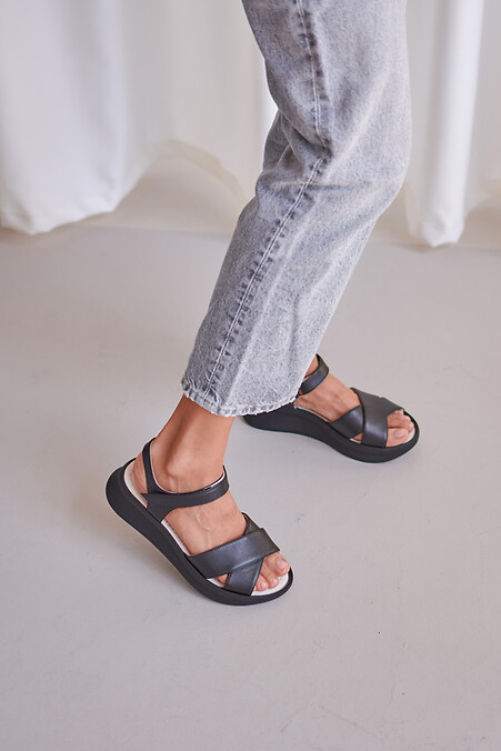 Black leather sandals with a high sole - #4206132