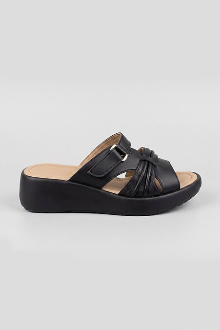 Black flip-flops leather on a small wedge - #4207141