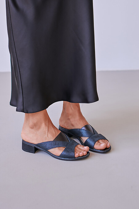 Dark leather flip-flops with a small heel - #4206148