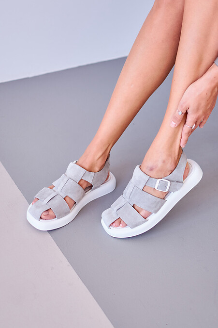 Graue Wildledersandalen mit Schnallen auf weißer Sohle. Sandalen. Farbe: grau. #4206153