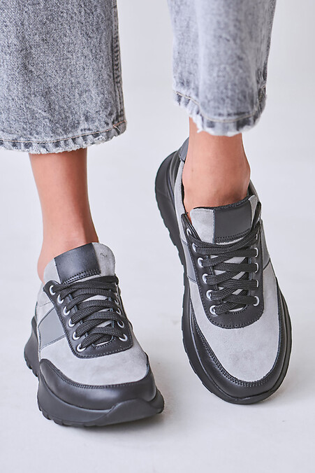 Damen-Sneaker aus grauem Leder mit schwarzen Einsätzen - #4206159