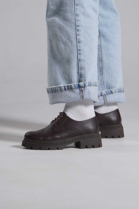 Klassische schwarze Damenschuhe aus Leder. - #4207174