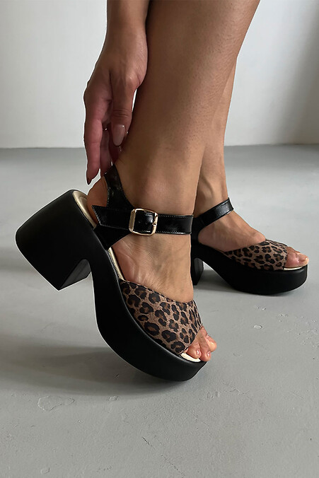 Sandalen mit Leopardenmuster und schwarzer Sohle - #4206181