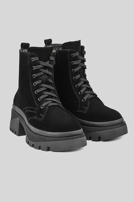 Suede boots on a massive sole - #4206215