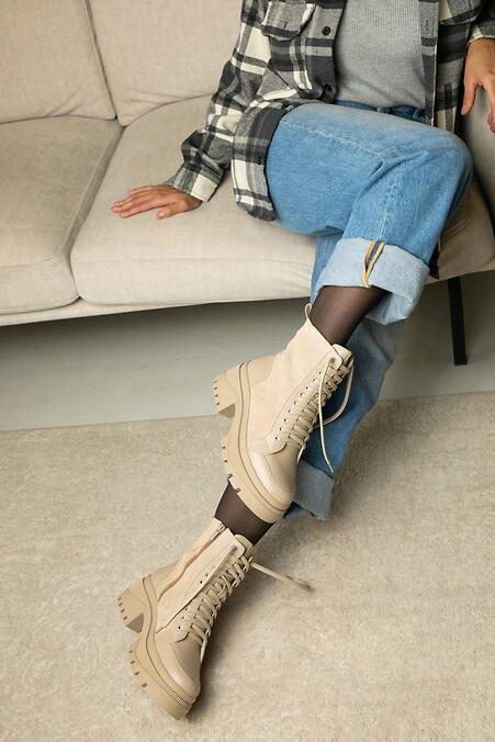 Women's boots with a massive sole. - #4206239