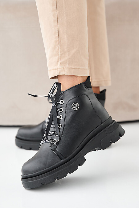 Schwarze Damen-Lederstiefel fr Frhling und Herbst. Stiefel. Farbe: das schwarze. #2505384