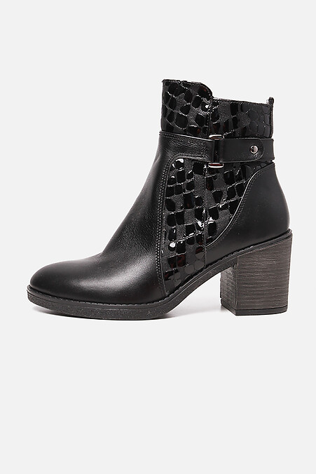 Demi-season boots in a combination of leather and lacquer with a medium heel. Boots. Color: black. #4205398
