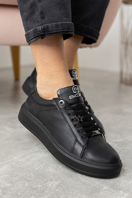 Damskie skórzane sneakersy na wiosnę w kolorze czarnym. trampki. Kolor: czarny. #8019407