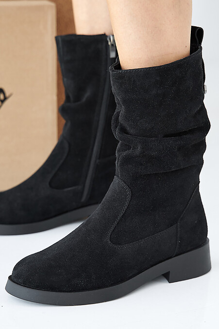Winterstiefel fr Damen aus schwarzem Wildleder. Stiefel. Farbe: das schwarze. #2505412