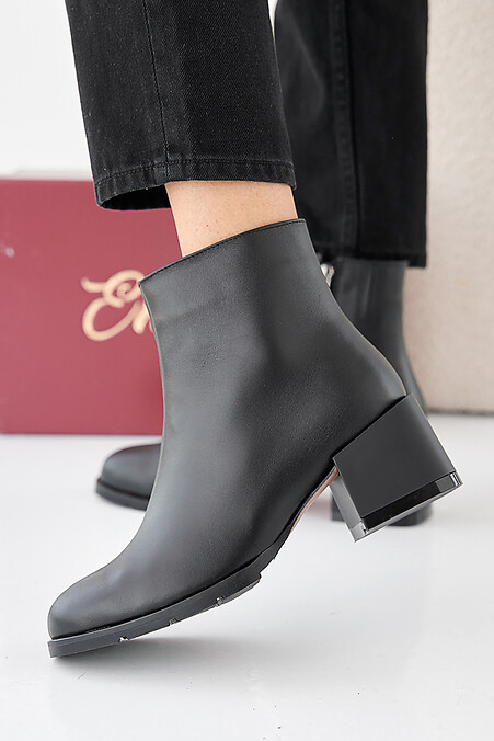 Schwarze Damen-Lederstiefel fr Frhling und Herbst. Stiefel. Farbe: das schwarze. #2505425
